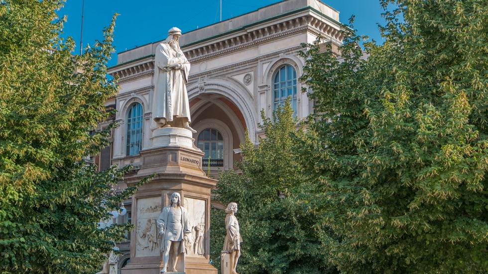 Piazza della Scala Milánó: Leonardo da Vinci szobra